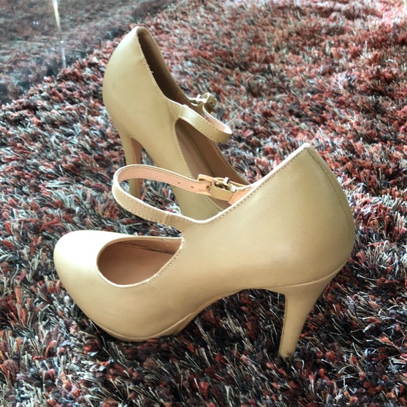 Beige 4” platform heels - Picture 2 of 3